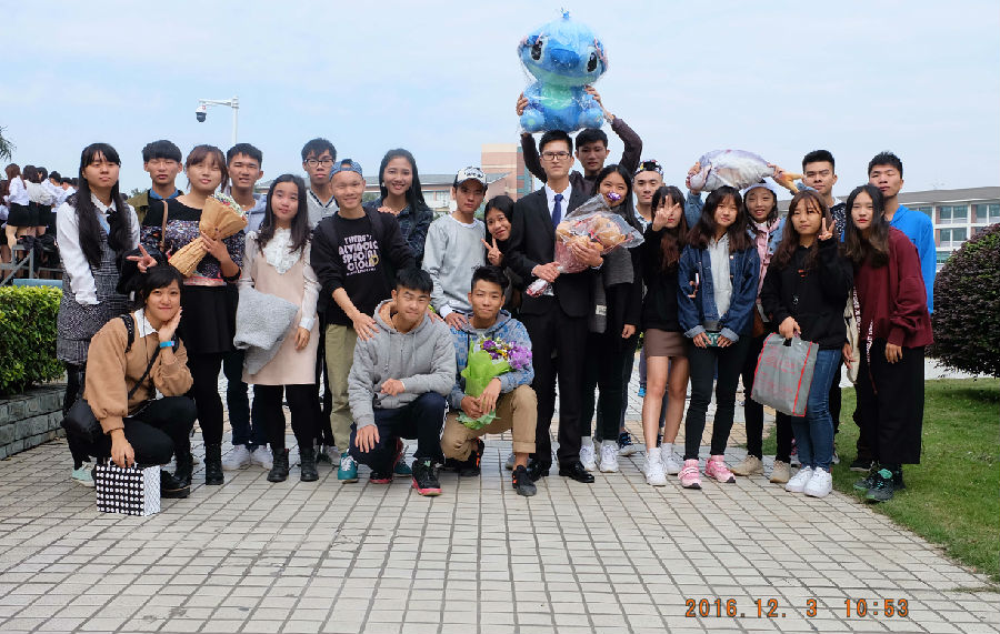 广告161班和助班一起拍毕业照.jpg