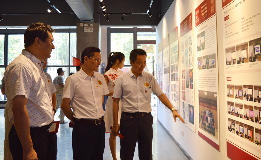 9.党委书记杜安国观看书画摄影展_副本.jpg